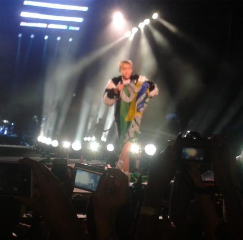1Dappreciations's tweet photo. @MileyCyrus during Can't Be Tamed with a Brazil flag http://t.co/cLWXLTDvjp