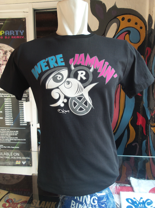 Kaos"We're Jammin"ini didesain oleh Kaka Slank <a href="/fishGOD/">Pecos Tafeltennis</a> gambar logo2 para personils Slank <a href="/slankdotcom/">Slank Band</a> cc <a href="/veceha/">Bunda Iffet Sidharta</a>