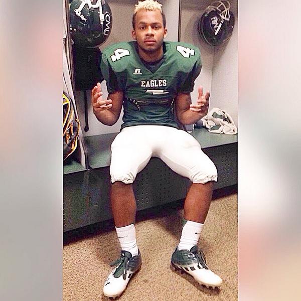 CharlesWard_3's tweet photo. 🏈🏈🏈🏈 #Kuatro http://t.co/6AtenMaR2l