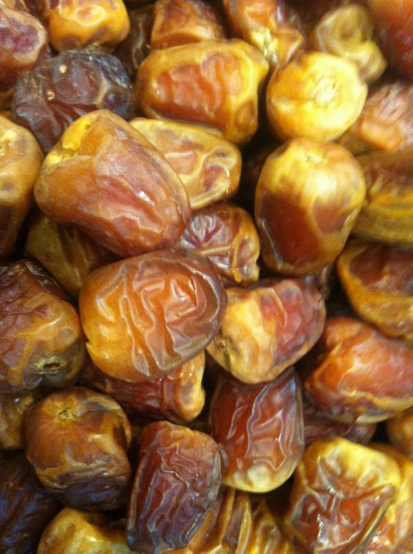 Makkah_Service's tweet photo. ~ Nous sommes au Grand marché de Dattes à #Medine
Pour l'achat de 3ajwa, sukary ... http://t.co/klFkkKpcq6