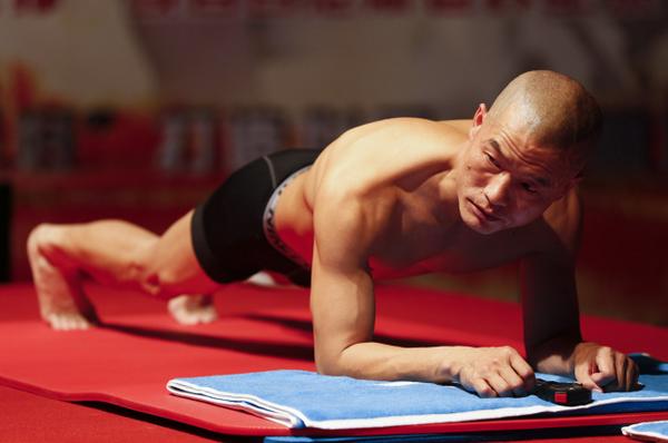 MetroUK's tweet image. Man breaks world planking record - four and a half hours in this position  metro.co.uk/2014/09/28/wha…