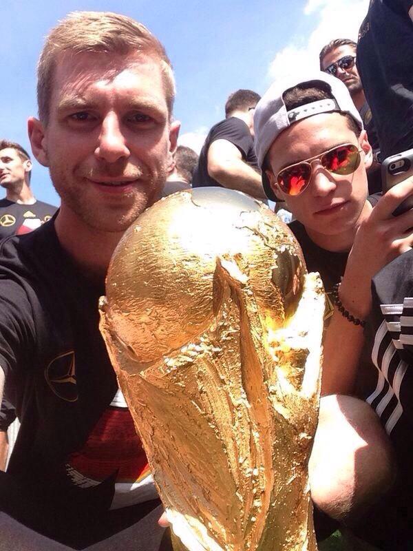 Happy Birthday Per Mertesacker , you retired after you brought home the World Cup !! 