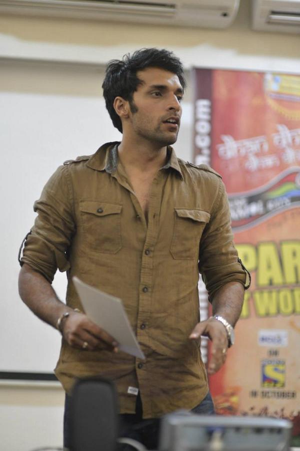 ShaleenM_FC's tweet photo. @ShaleenMalhotra Our H3ro luking mxh mor3 mor3 & mor3 Handsom3โค๐๐ #Capain #BCL #PAR
AD: @Fattu_93 http://t.co/uCltVBDPOR