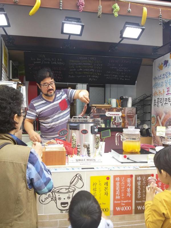 인사동 거리ㅋㅋㅋ바나나를 얼려서 만든 초코바~~!!우왕 신기방기!!맛있오ㅜㅜ 또 먹고싶다...인사동 가심 드셔봐융