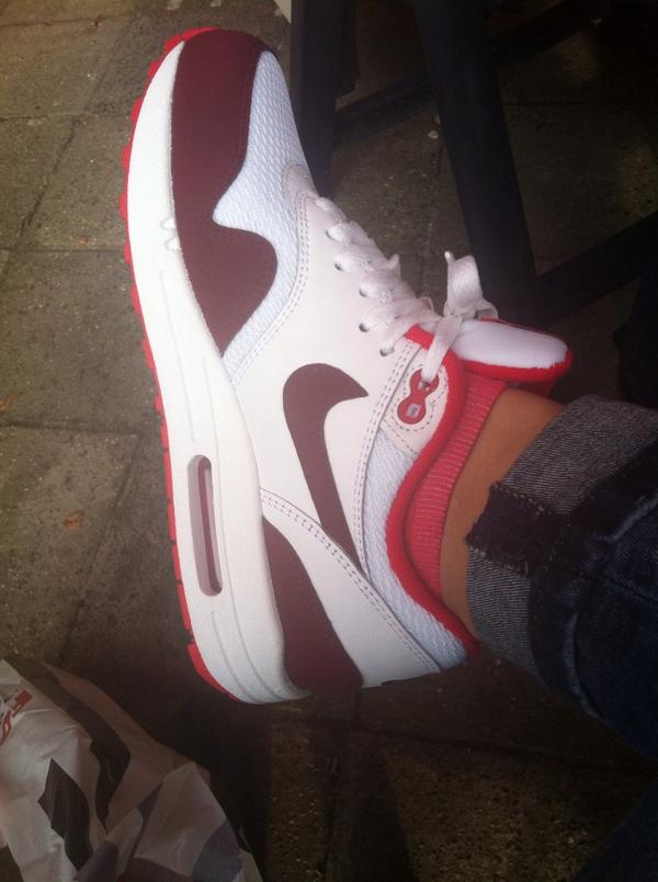 marlieke_x's tweet photo. Nieuwe schoentjes gekocht! #nikeairmax#happy http://t.co/8CSpd5MjjL