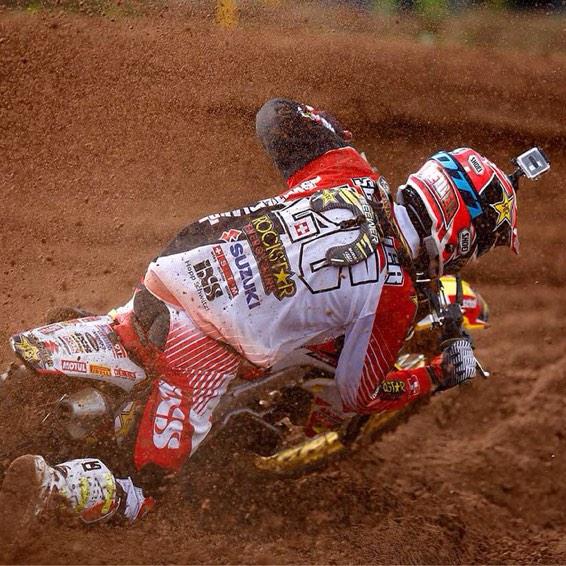 TheMakx's tweet photo. Descolocado, de lado , pero con la mano a fondo! Motocross!! Via @Motocrosspics1 Jeremy Seewer http://t.co/OHah75GjyP”