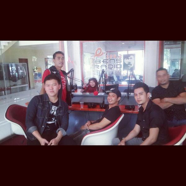 WarnerMusicID's tweet photo. RT @HijauDaunBaru: @HijauDaunBaru Live interview Album ( Cahaya Cinta ) Single #LimaMenit At Bens radio Stay tune http://t.co/HZaBvTdk2s