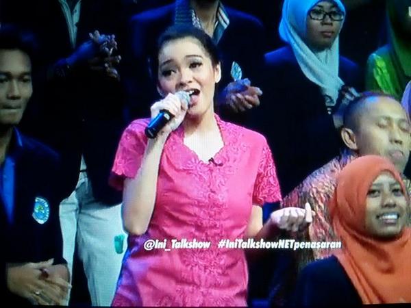mayaseptha's tweet photo. Hhahah jelek bgt "@afkacang: sempat balik untuk menonton @Ini_Talkshow #IniTalkshowNETpenasaran @mayaseptha http://t.co/xaKfBwzBzO"