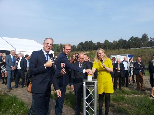 Minister Schultz opent de verdubbeling van de N33 samen met <a href="/HenkBrinkDr/">Henk Brink</a> en @MarkBoumans