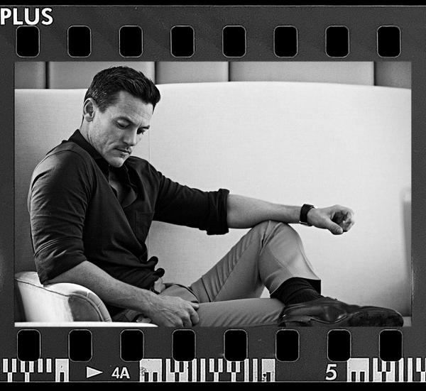 universaluk's tweet image. Follow and RT to enter our competition to win a framed @thereallukevans print from the #DraculaUntold junket!