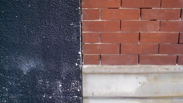 RPArchitecture's tweet image. When buildings meet the gaps and material failures can be revealed. #architecture #architect #construction