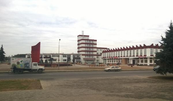 Отдожиненные Мышковичи. Сквер перед ТЦ и гостиницей вырубили, отремонтированный фонтан работал ровно 2 дня.