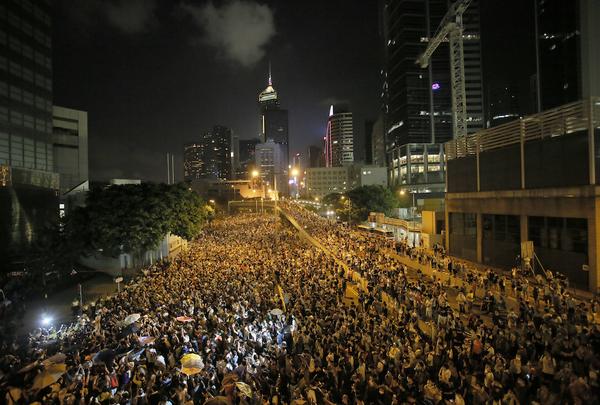ilpost's tweet image. Le strade di Hong Kong, piene di gente che chiede elezioni libere ilpo.st/1BudDYg