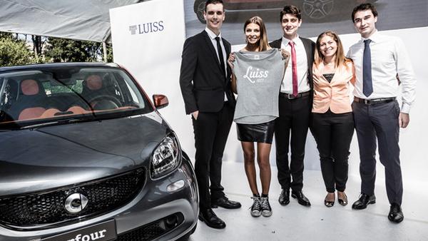 Motor1italia's tweet photo. Premiati i vincitori di #BusinessGame #smart4future @UniLUISS @smart_Italia > http://t.co/48nV69yUSv | http://t.co/UcJumgbAO7