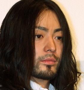 カミさん Ayamooor テレビで言ってたもん O ワンオク二日目なら生田斗真いたらしいけど 俺も今黒髪だからワンオクtaka風の黒髪パーマは目指すよ 金子ノブアキの顎ひげはいかが 笑 Http T Co 24hwhbjdob