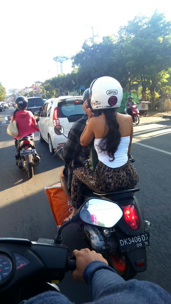wisnuuk's tweet photo. @JRX_SID kije ngojek ngabe karung yan?? http://t.co/9A8jtA87hT