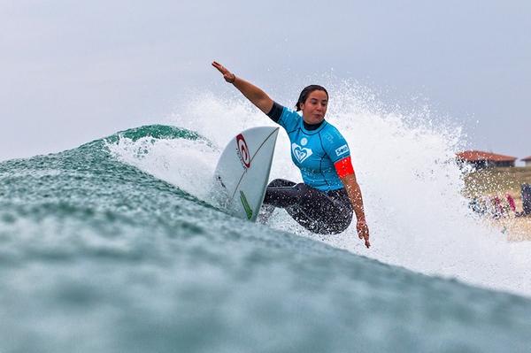 surfertoday's tweet image. In-form @tylerGwright blasts the #RoxyPro #France 2014. goo.gl/XIeVWy  #tylerwright #roxypro #surfing