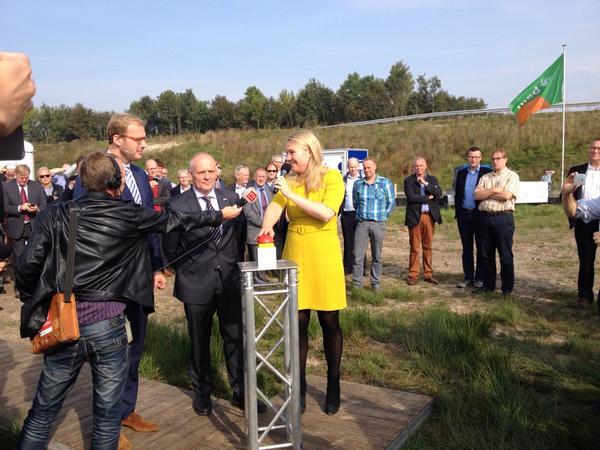 Minister Schultz van Haegen opent verdubbelde N33 met @MarkBoumans en <a href="/HenkBrinkDr/">Henk Brink</a>