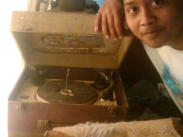 harrycacink's tweet photo. Gramapone mau aye jual ama disk nya, sapa minat tweet http://t.co/BBVc508qGS
