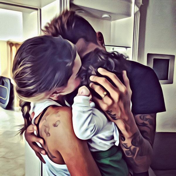 KPBofficial's tweet photo. Family hug...❤️ #maddoxprince @sattamelissa http://t.co/h7wBh7sKn9