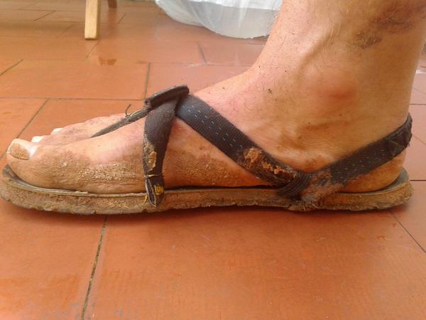 gutixoc's tweet photo. Hoy a las Mono les ha tocado tragar barro! Y lo que he disfrutado yo! #runlikehuman #barefoot @LunaSandalsEsp http://t.co/PXWeNeDRKn