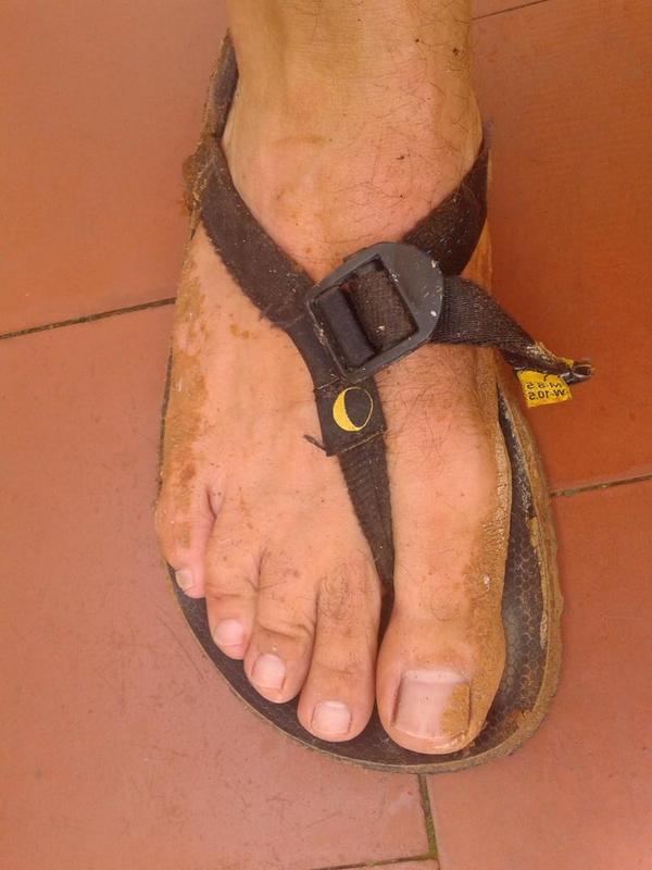 gutixoc's tweet photo. Hoy a las Mono les ha tocado tragar barro! Y lo que he disfrutado yo! #runlikehuman #barefoot @LunaSandalsEsp http://t.co/PXWeNeDRKn