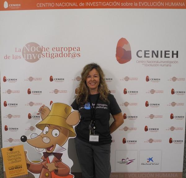 Chitituit's tweet photo. ¡He sobrevivido a la Noche Europea de los Investigadores! @RN_Burgos Conté con un gran ayudante #ERN14 http://t.co/7wgkyvM6tb