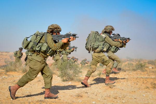 Tsahal_IDF's tweet photo. En ce début d'année, les combattants de la Brigade #Givati sont prêts à relever tous les défis qui les attendent http://t.co/IgmLAILtQC