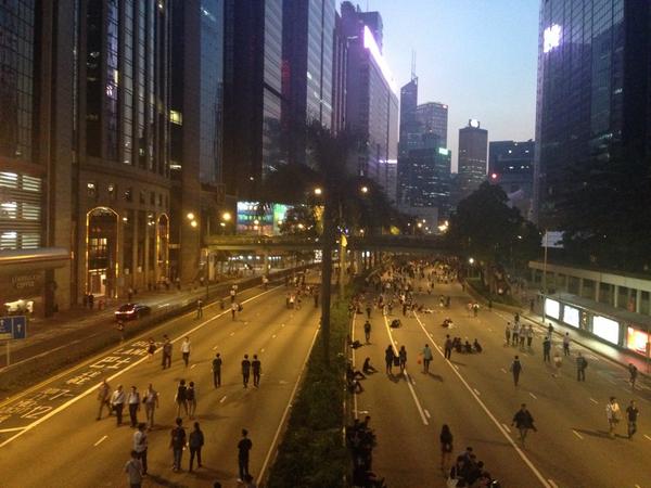 Just leaving the office and here's what I see right outside in Wanchai: #OccupyHongKong