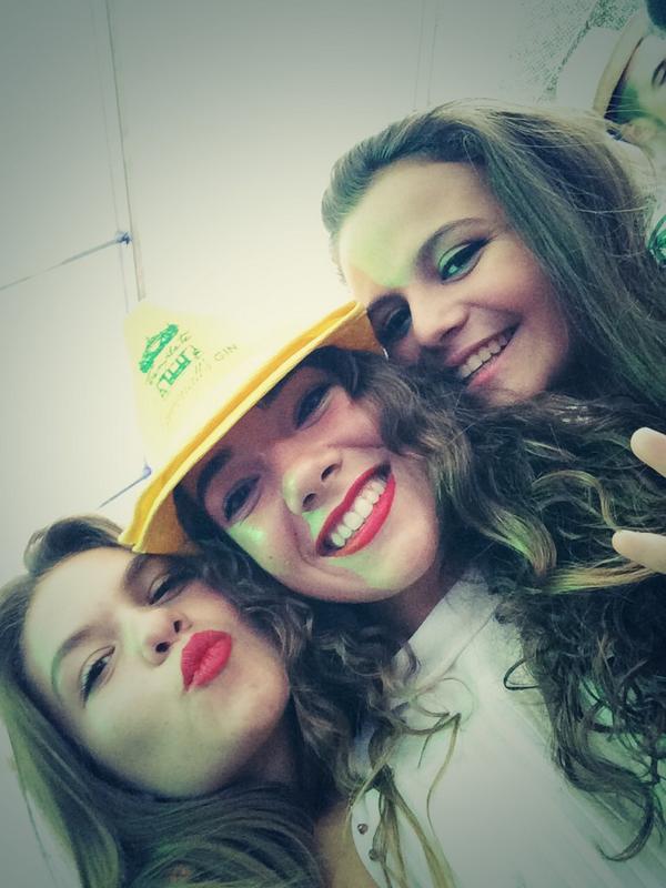 Gracielamrtnz15's tweet photo. Mis niñas😭 volved pronto #feriadeab @anat_99 @angelag_99 http://t.co/oN3roaEASj