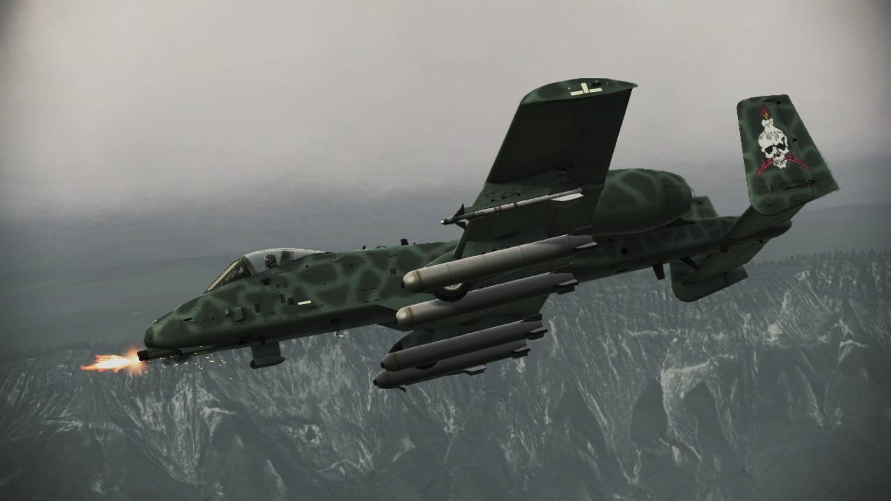 エースコンバット公式 グレッグ ゲイツ 仕様のドロップ特別機体は A 10a サンダーボルトii ゲーム中では元々の耐久性の高さに更に磨きがかかり 難攻不落の機体に 地上空母が存在したとしても粉砕できるであろう対地攻撃力の高さも健在 Aceinf