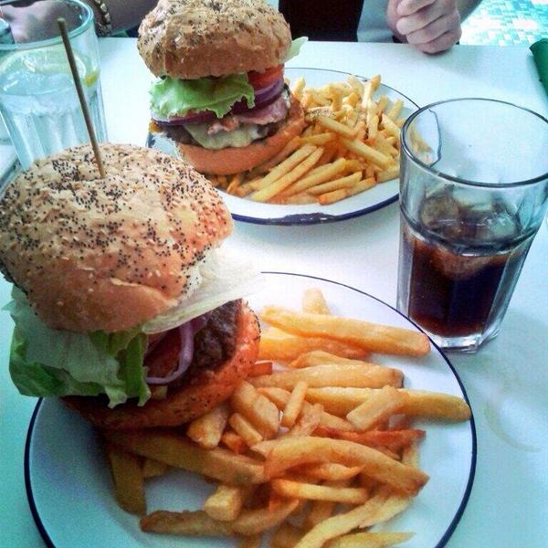 bobosburgers's tweet image. 😊 Only €20, Any 2 🍔s with 🍟 Mon - Wed. 3 FREE lunch to be won. R &amp;amp; F to Enter. Hiring FT floor staff. No Email CV.