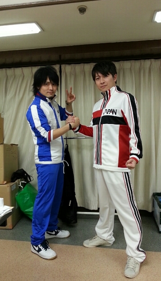 声優のラブリーなポーズ テニプリフェスタでの衣装のジャージでがっちり握手をするdatの2人 大石秀一郎役の近藤孝行さんと徳川カズヤ役の小野大輔さん Http T Co Ybtqaxgbp1 声優のラブリーなポーズ テニプリフェスタでの衣装のジャージでがっちり握手をするdatの2人 大石秀一郎役の近藤孝行さんと徳川カズヤ役の小野大輔さん Http T Co Ybtqaxgbp1