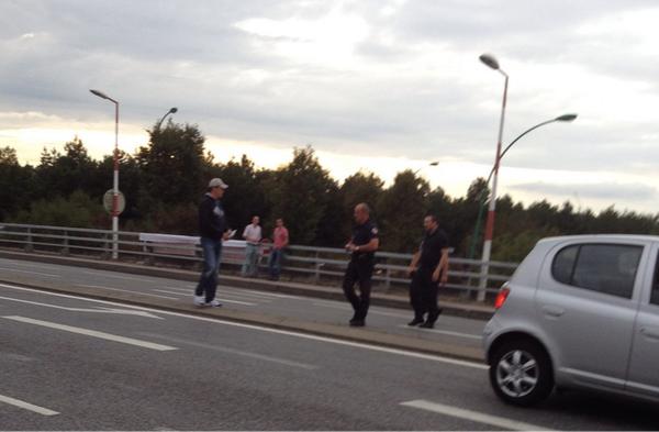 PrintempsTlse's tweet photo. Arrivée de la police, banderoles repliées et contrôle d'identité. #ONLR ! http://t.co/zpuHyJWYpk