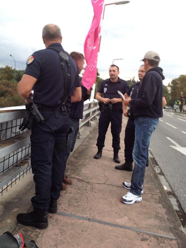 PrintempsTlse's tweet photo. Arrivée de la police, banderoles repliées et contrôle d'identité. #ONLR ! http://t.co/zpuHyJWYpk