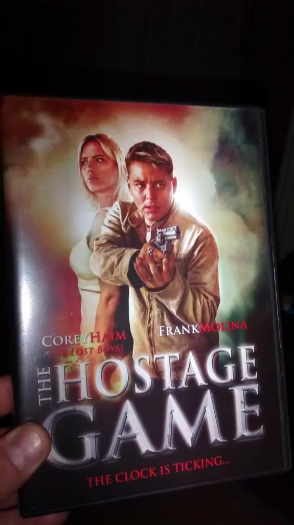 MonkeyMason's tweet photo. #americansunset #thehostagegame @CoreyHaimArmyUK  enjoyed this good twists and a strong last performance from Haim http://t.co/t2DACVx6ja