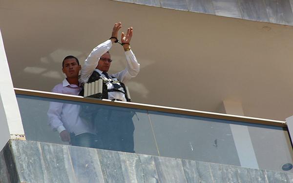 g1's tweet image. FOTOS: Hotel de Brasília é esvaziado após homem fazer funcionário refém glo.bo/1ryhwtO #G1