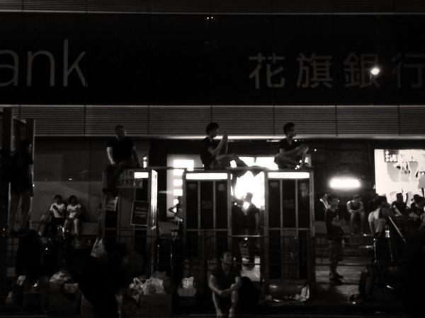 jasmine_siu's tweet photo. Fearless protestors sitting on telephone booths #OccupyCentral http://t.co/1CnZAVbyk7