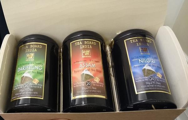 TasleemKhan's tweet image. #ModiMeetsAmerica Inside the signed box for CEOs from @narendramodi cont. coverage on @ibnkhabar with @awasthis