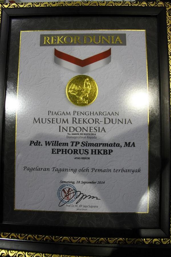 aswin_sitorus's tweet photo. Piagam Penghargaan Rekor Dunia untuk Hkbp dalam acara pesta bolon distrik 3. Perfecto Indonesiano. Proud to be batak http://t.co/uJvPhHiDCD