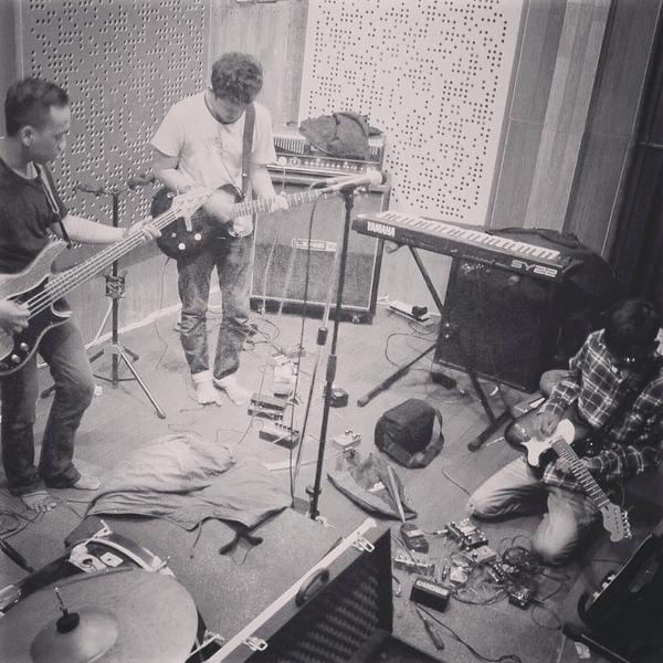 Doain yaa... kita lagi matengin materi buat single pertama kita yg mudah2an cepet kelar bulan ini...