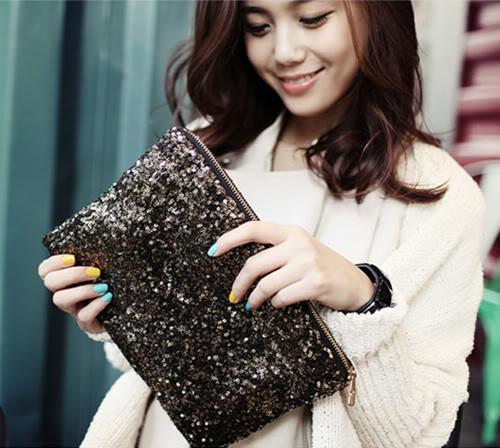 4FEM's tweet image. In case you missed it! Onze nieuwste Sequin Clutch in de kleur Zwart met Goud 4fem.nl/collectie/acce…