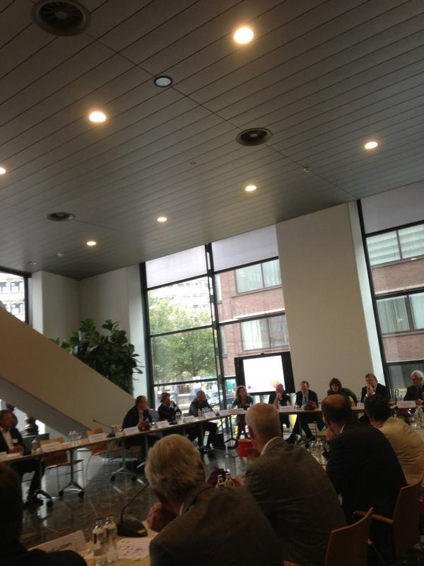 departnership's tweet photo. Bedrijven, ngo’s en minister Ploumen ondertekenen charter meer partnerships #ontwikkelingslanden  #post2015charter http://t.co/IFMie3svKI