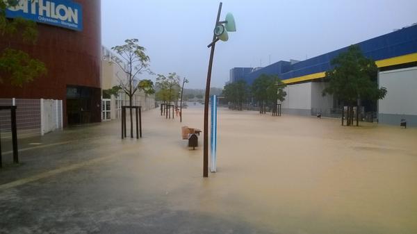 PHOTO - Montpellier : Les magasins de l'Odysseum (via <a href="/SebM_DDM/">Terrance Smith</a>)  #Inondations