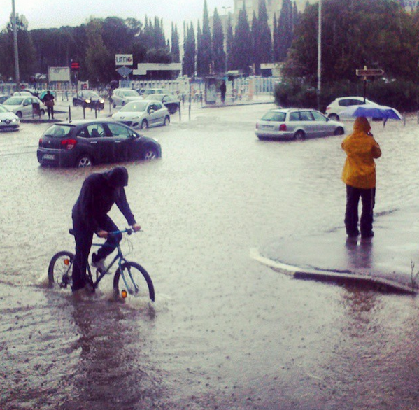 CNEWS's tweet photo. #intempéries > L'#Hérault placé en vigilance rouge (Météo-France) http://t.co/UzPq1QXyzf