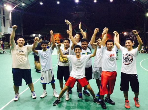 Cingulum2014's tweet photo. Setelah pertandingan penuh semangat dengan kakak-kakak @ameloblast2011 😄🏀🏀 http://t.co/7l6bVDqa93