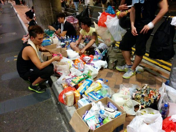 Carmen_NgKaMan's tweet image. #UmbrellaMovement: Tonight in #HK. Mass sit-in, banners, emergency supplies. Photos from friend in #Admiralty
