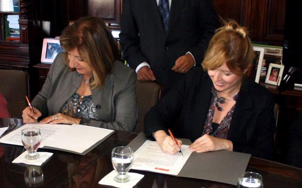 CrisAlvarezRod's tweet photo. Con la Procuradora #Falbo firmamos convenio p/ creación de Sistema de Información Geográfica de la provincia #IDEBA http://t.co/f9jquTRBkX