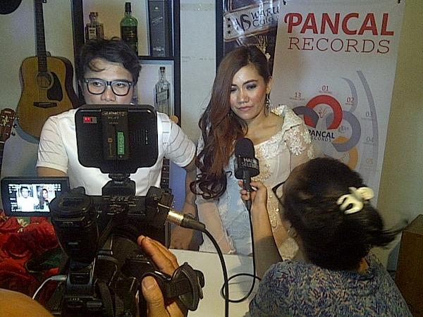 Wawancara Tim <a href="/haloselebriti/">Halo Selebriti</a> <a href="/sctv/">SCTV</a> <a href="/WsKafe/">WS Kafe Warung Seni</a> <a href="/PANCALSTUDIO/">PANCAL RECORDS</a>