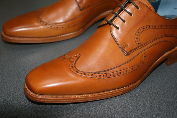 Ulster Rugby official footwear suppliers Cape Robbin is the leader in fast fashion footwear. See Cape Robbin Official Site for the latest footwear and fashion trends, and how celebrities and influencers styling their everyday looks.